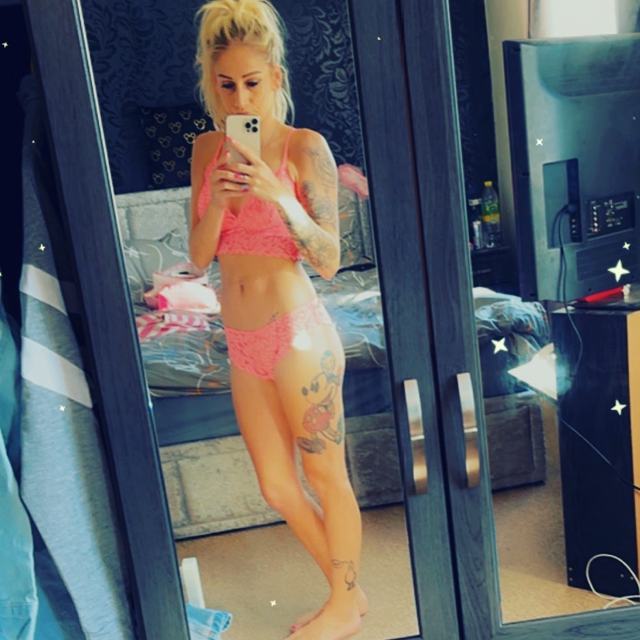 Pink_Barbie90 is a OnlyFans model from the UK.