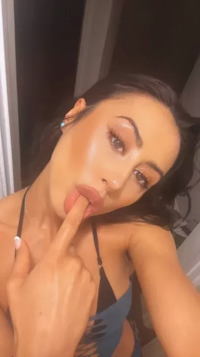 Aneesah is a OnlyFans model from the UK.