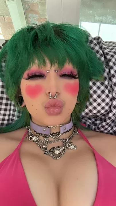 Yugih0e is a OnlyFans model from the UK.