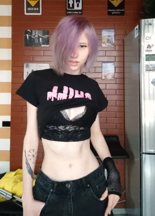 little_emo_kitten is a OnlyFans model from the UK.