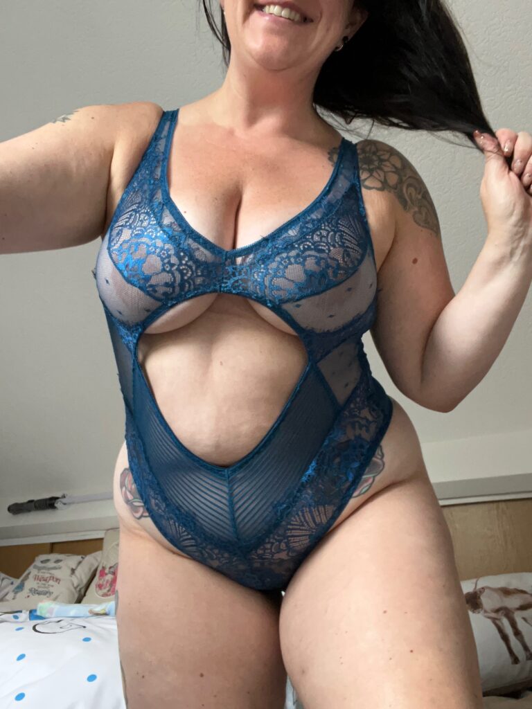 Kitty Curvy Girl is a OnlyFans model from the UK.