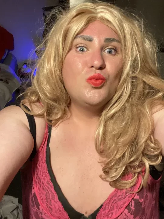 Anna R is a OnlyFans model from the UK.