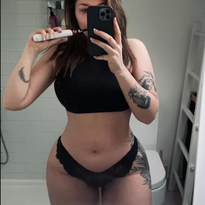 Curvy London is a OnlyFans model from the UK.
