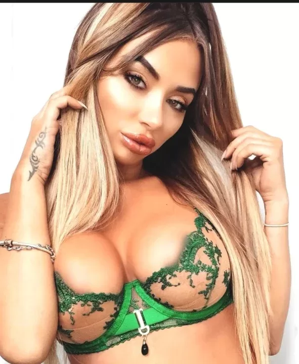 MIA ✔️ is a OnlyFans model from the UK.