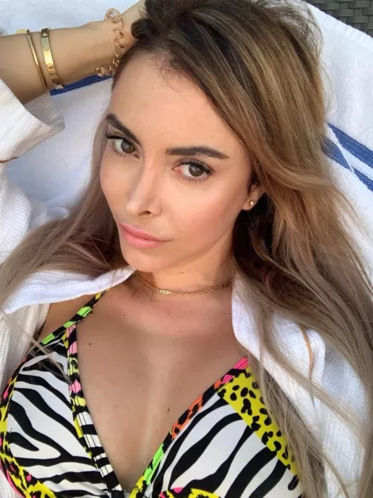 Dollci is a OnlyFans model from the UK.