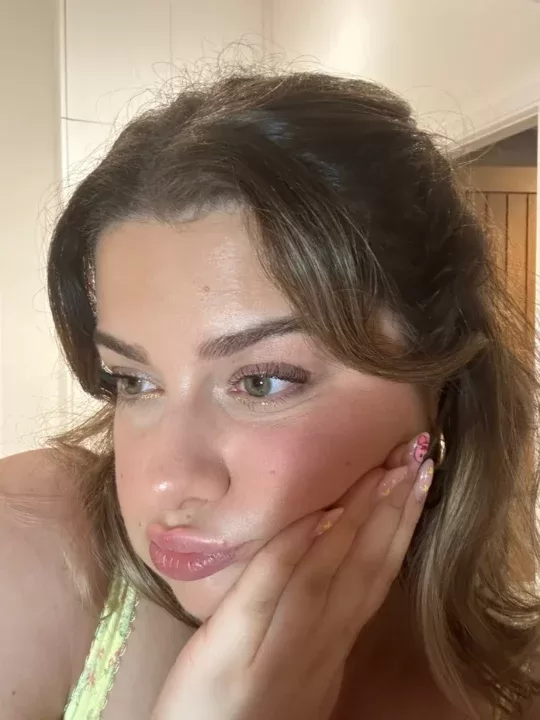 Aliss Bonython is a OnlyFans model from the UK.