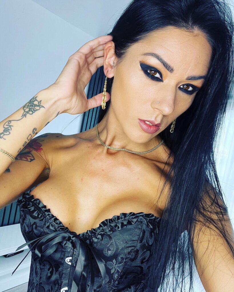 Fitbrunette is a OnlyFans model from the UK.