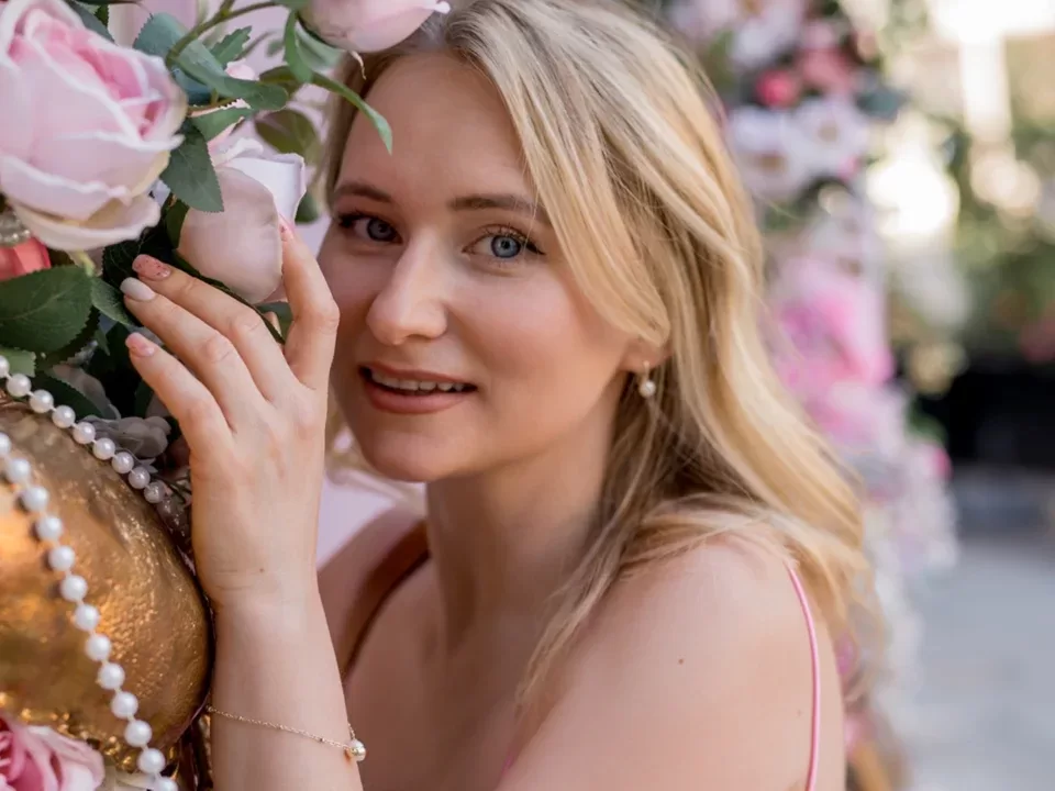 Luna is a OnlyFans model from the UK.