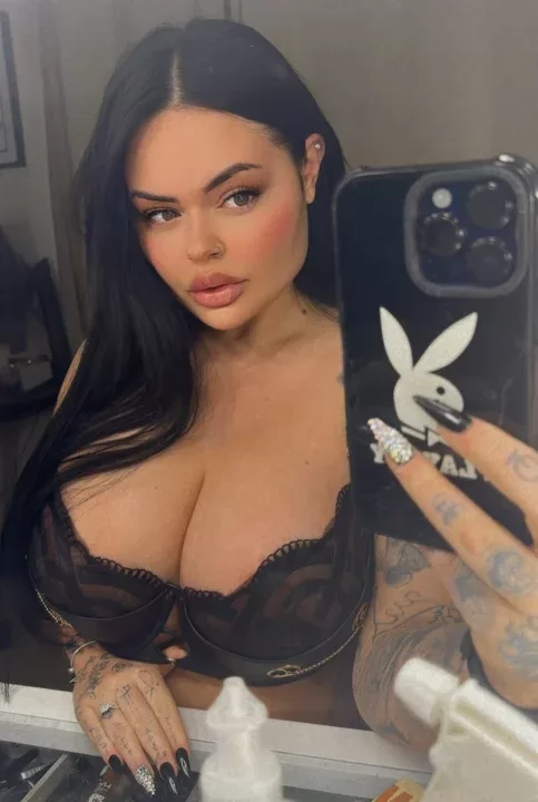 Goddess Lexie NO PPV is a OnlyFans model from the UK.