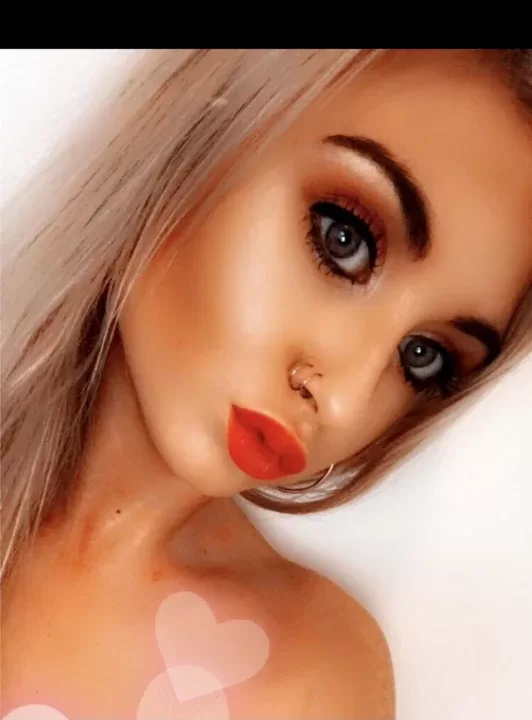 Lani_Lou_x is a OnlyFans model from the UK.