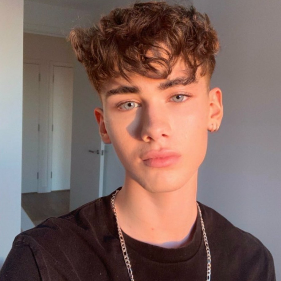 ELI ✮ FREE PAGE ✮ is a OnlyFans model from the UK.