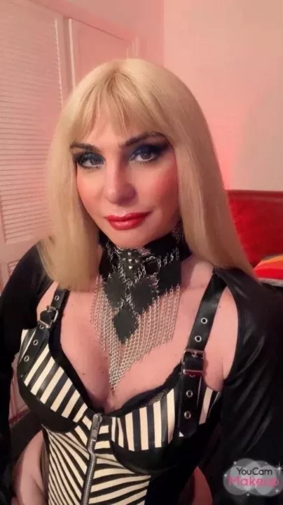 SuzanaTransGirl is a OnlyFans model from the UK.