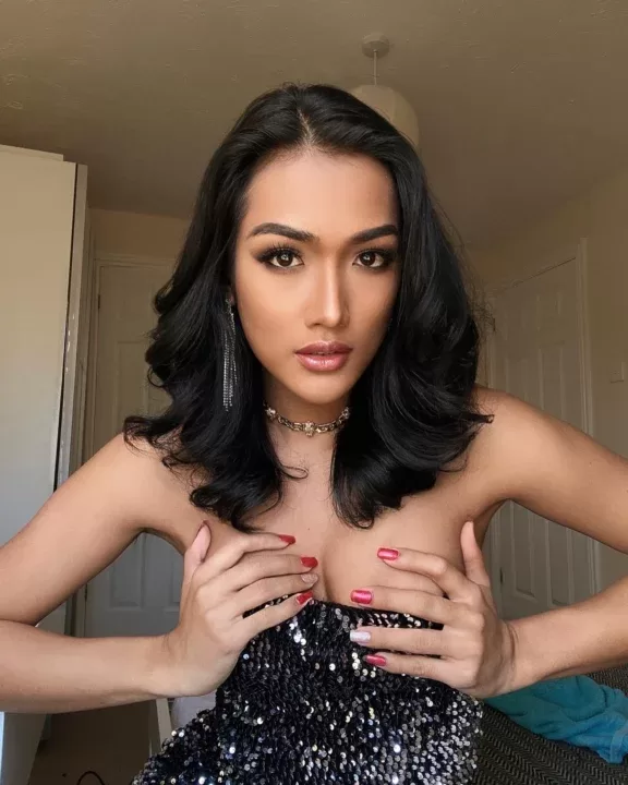 Job in England now is a OnlyFans model from the UK.