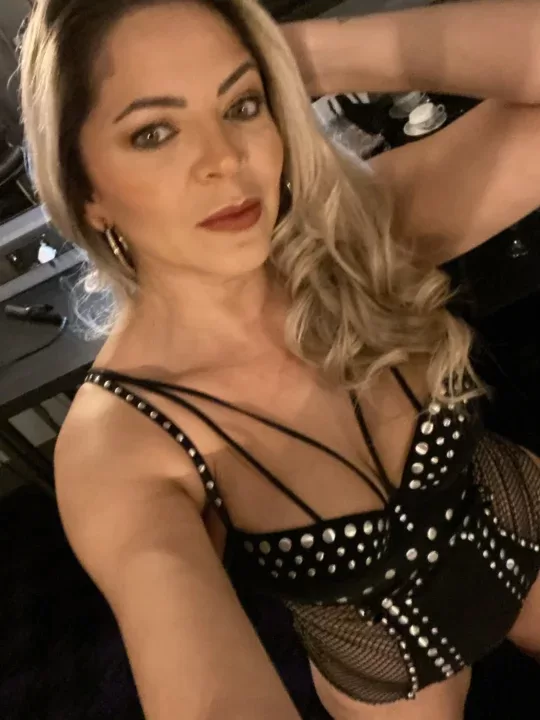 Glamour Wife is a OnlyFans model from the UK.