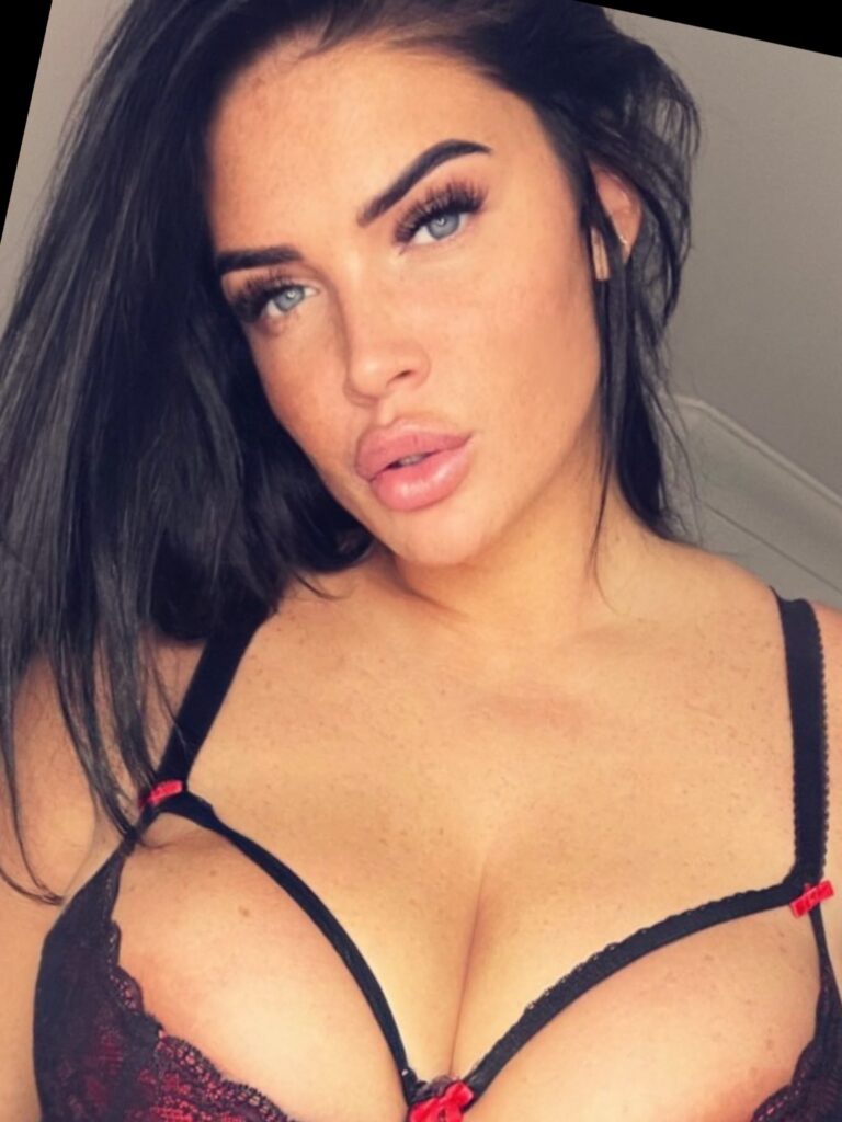 *EMMA LEIGH*BIG TITS*BIG ASS*FRECKLES* is a OnlyFans model from the UK.