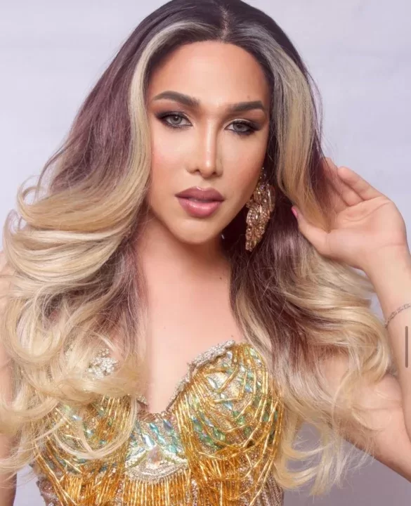 Anaconda 25cm is a OnlyFans model from the UK.