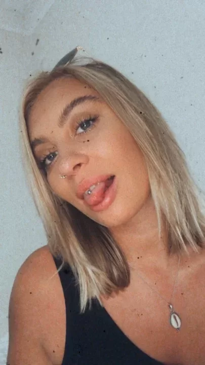 OLIVE is a OnlyFans model from the UK.