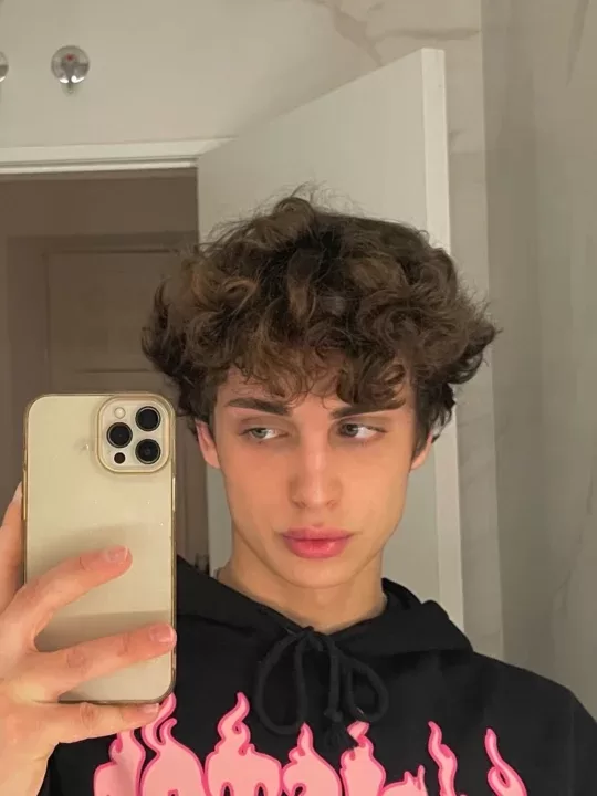 Licki is a OnlyFans model from the UK.