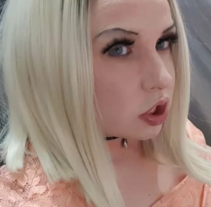 Ana Keel is a OnlyFans model from the UK.