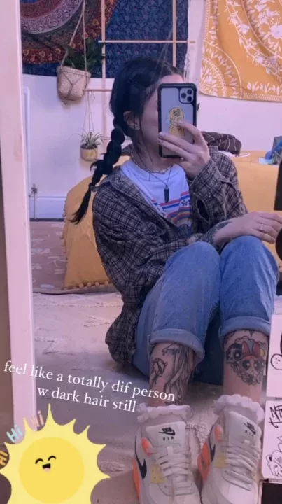 lilc0smic is a OnlyFans model from the UK.