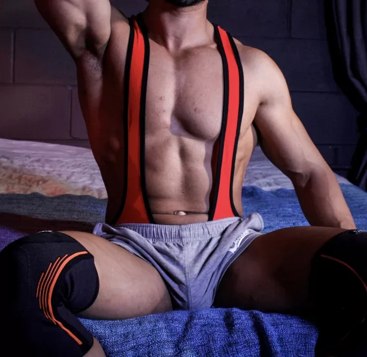 LondonGirthPlus is a OnlyFans model from the UK.