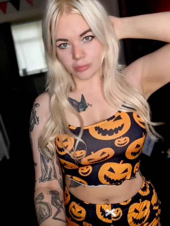 Lucinda_Love is a OnlyFans model from the UK.