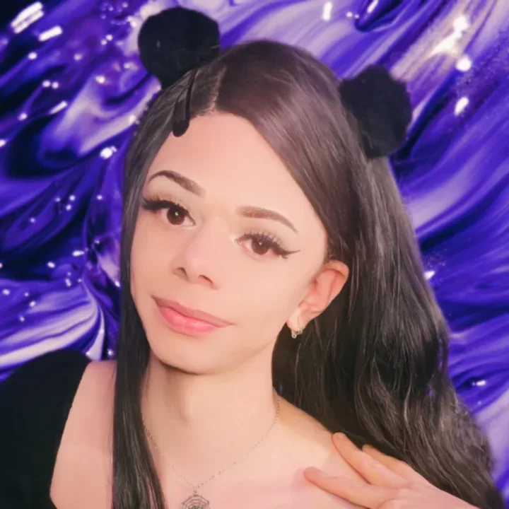 FloraJinora  ✨ is a OnlyFans model from the UK.