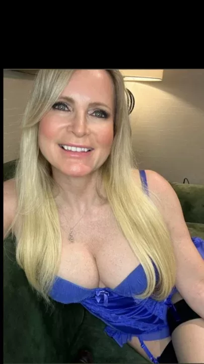 MatureFantasySam is a OnlyFans model from the UK.