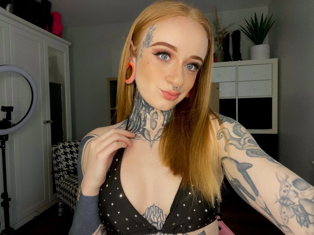 Azura Alii is a OnlyFans model from the UK.
