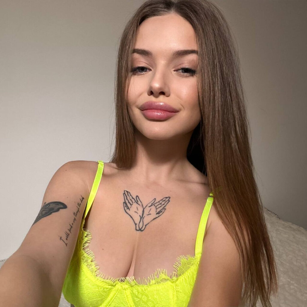 Veronica Flowers is a OnlyFans model from the UK.